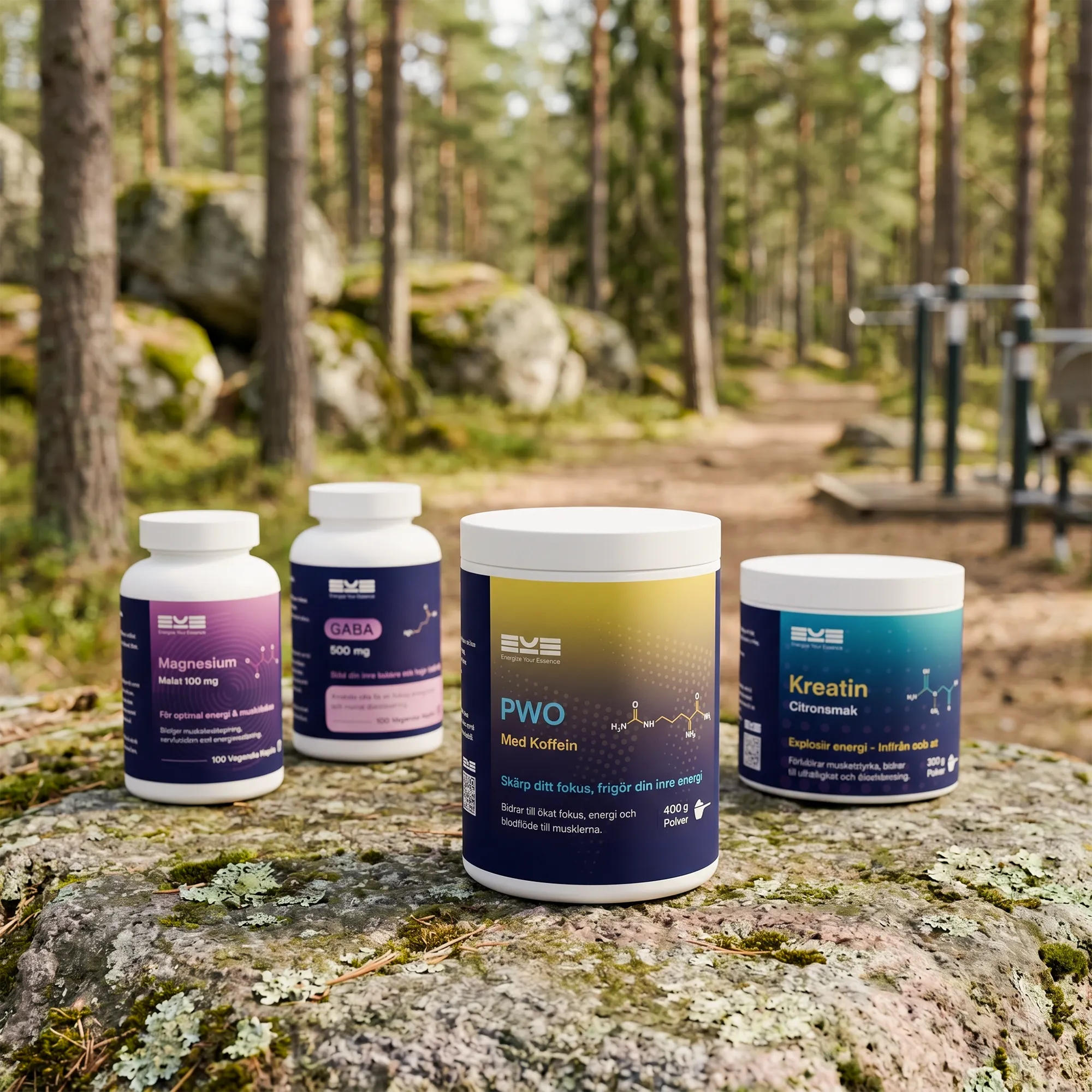 Energize Your Essence kosttillskott utomhus i skogsmiljö med PWO med koffein, kreatin citronsmak, GABA och magnesium placerade på en sten. Bakgrunden med utegym illustrerar energi, prestation och ett aktivt liv i rörelse.