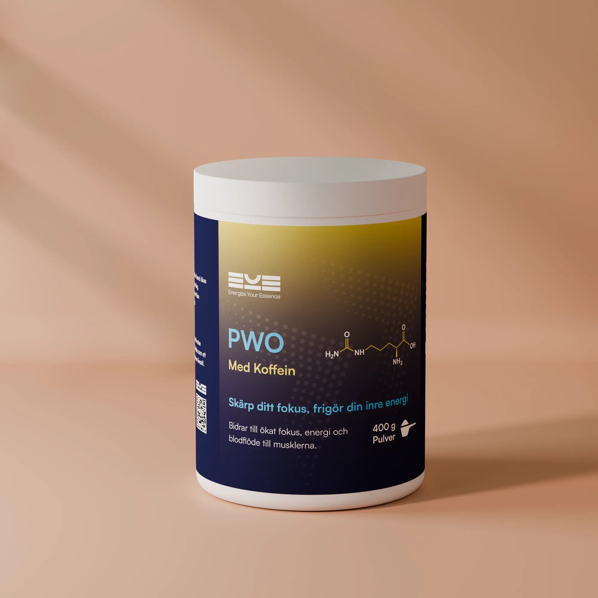 PWO med koffein från Energize Your Essence i burk på neutral bakgrund med mjukt ljus, pre-workout pulver för fokus och energi