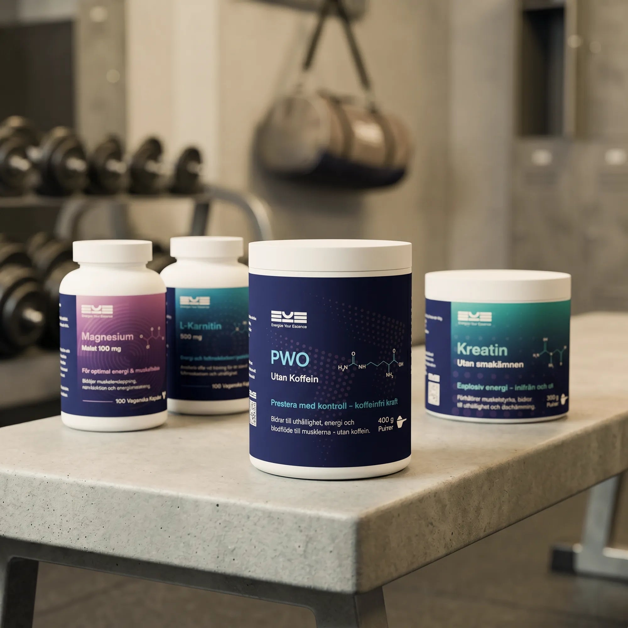 Energize Your Essence kosttillskott i gymmiljö med PWO utan koffein, kreatin utan smak, magnesium och L-karnitin placerade på en träningsbänk. Bilden signalerar kontrollerad energi, uthållighet och prestation utan koffein och utan smaksättning.