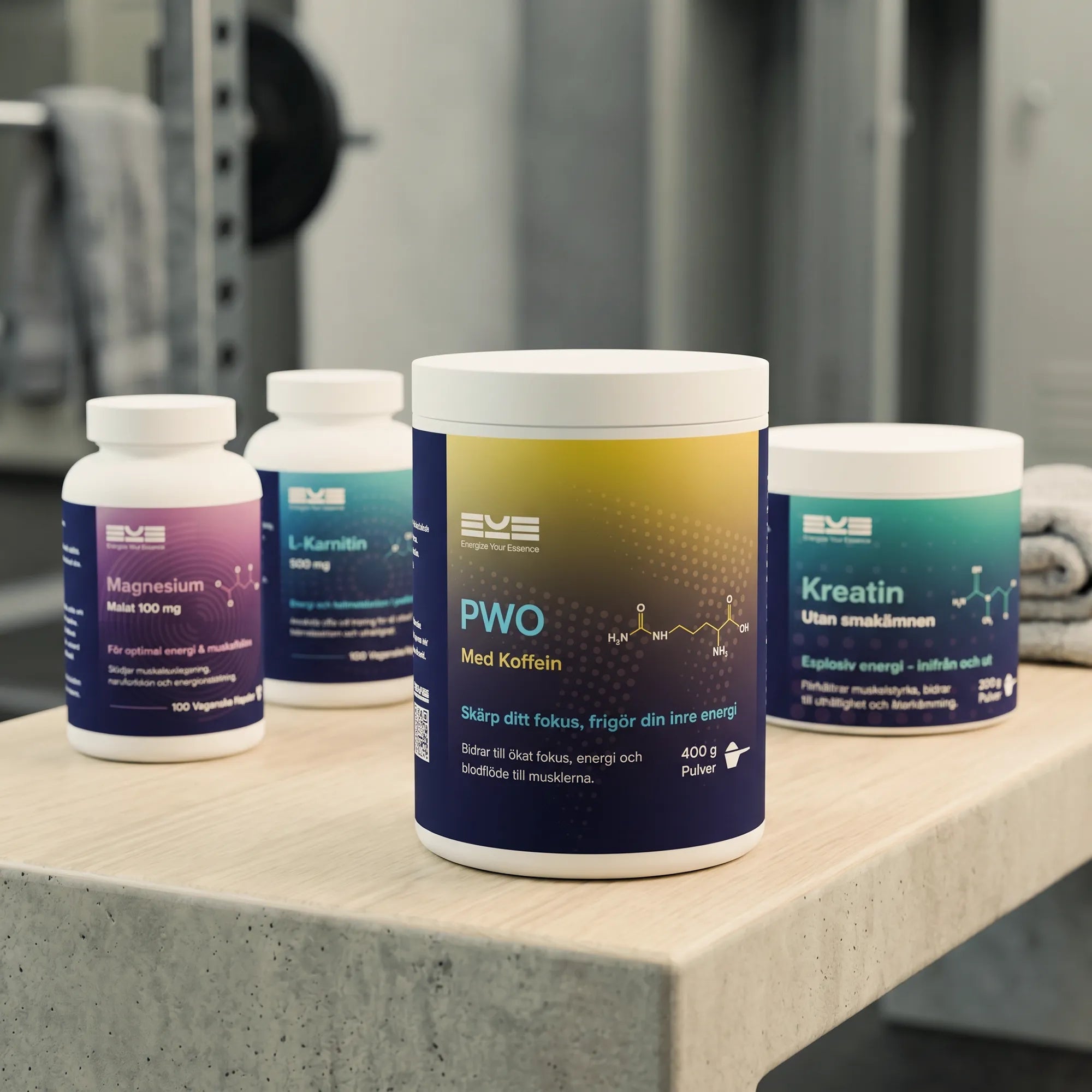 Energize Your Essence kosttillskott i gymmiljö med PWO med koffein, kreatin utan smak, magnesium och L-karnitin placerade på en träningsbänk. Bilden förmedlar fokus, energi och prestation med koffein men utan smaksättning.