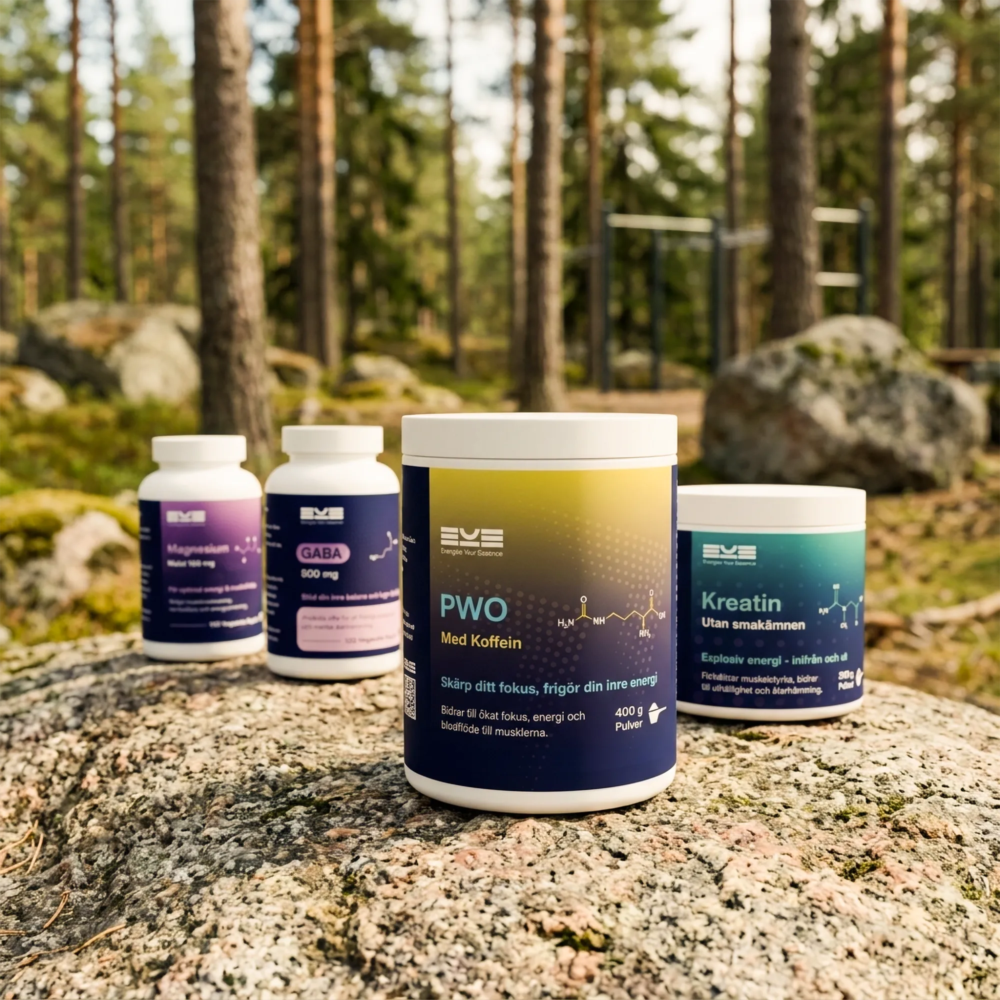 Energize Your Essence kosttillskott utomhus i skogsmiljö med PWO med koffein, kreatin utan smak, GABA och magnesium placerade på en sten. Bakgrunden med utegym illustrerar energi, fokus och prestation i ett aktivt liv i rörelse.