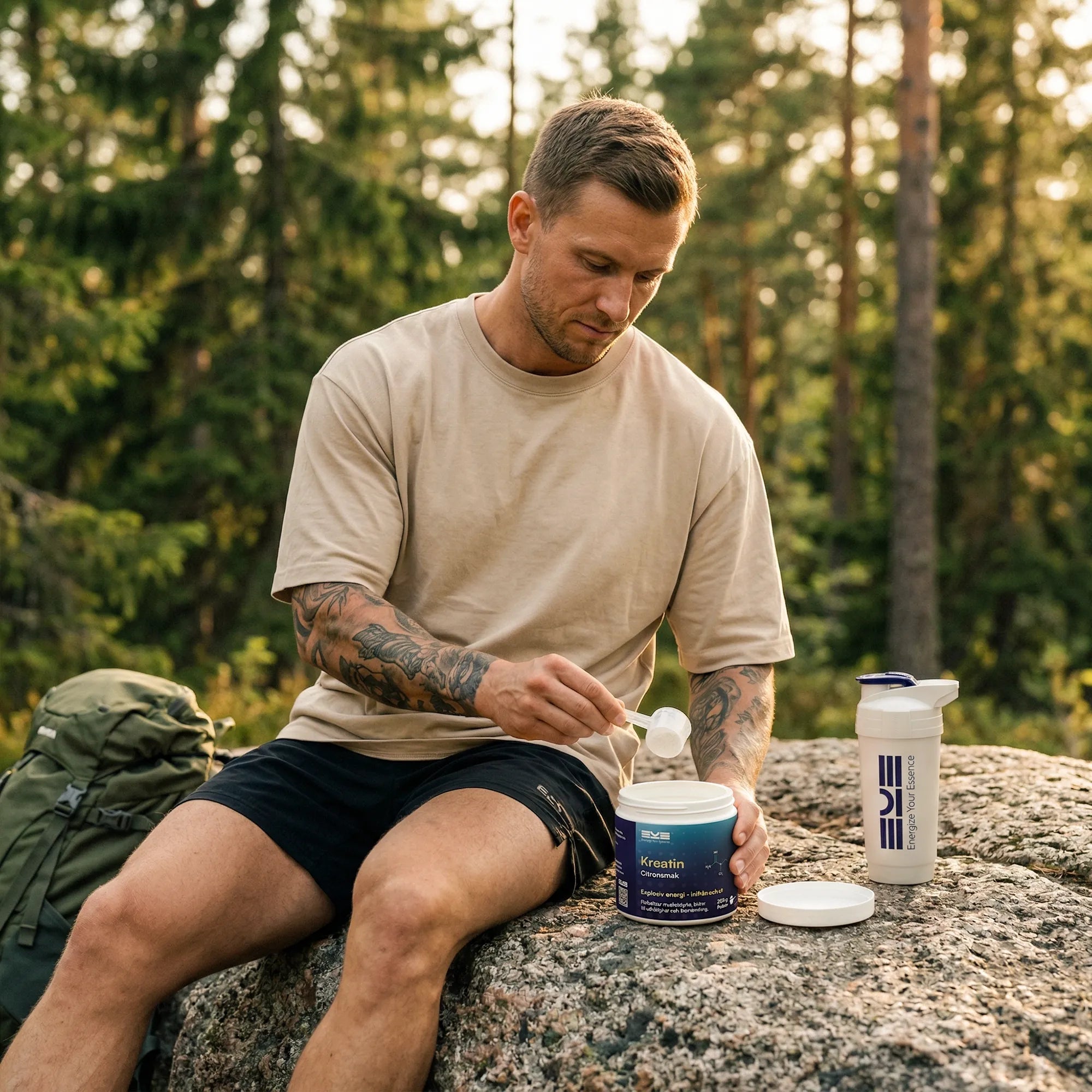Man i naturen som doserar kreatin citronsmak – kosttillskott för energi, styrka och återhämtning i aktiv livsstil