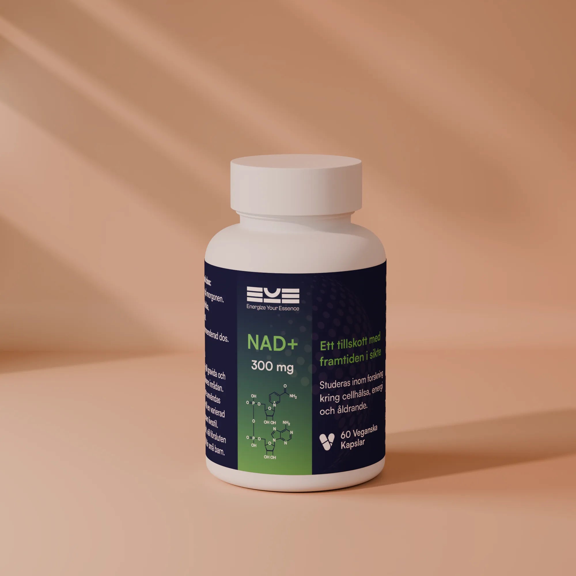 NAD+ 300 mg från Energize Your Essence på varm beige bakgrund – kosttillskott med fokus på cellhälsa, energi och åldrande