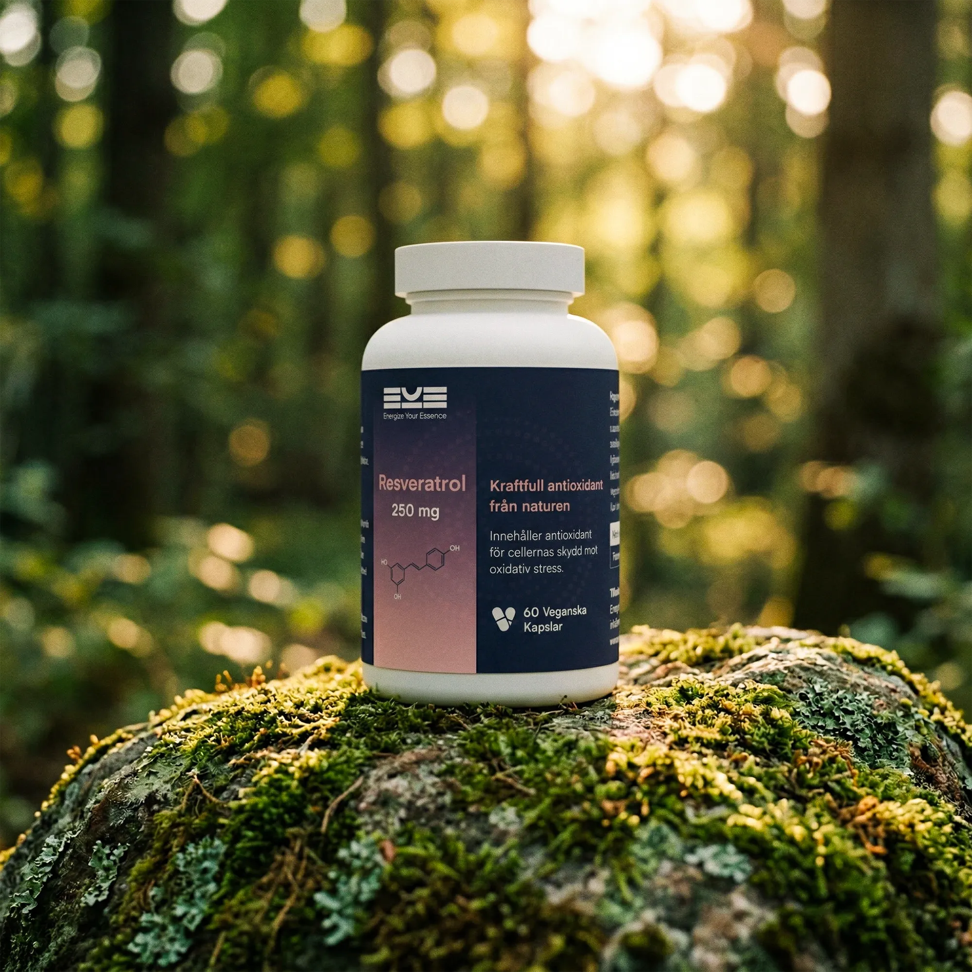 Resveratrol 250 mg från Energize Your Essence placerad på mossbeklädd sten i skogsmiljö med mjukt gyllene ljus i bakgrunden