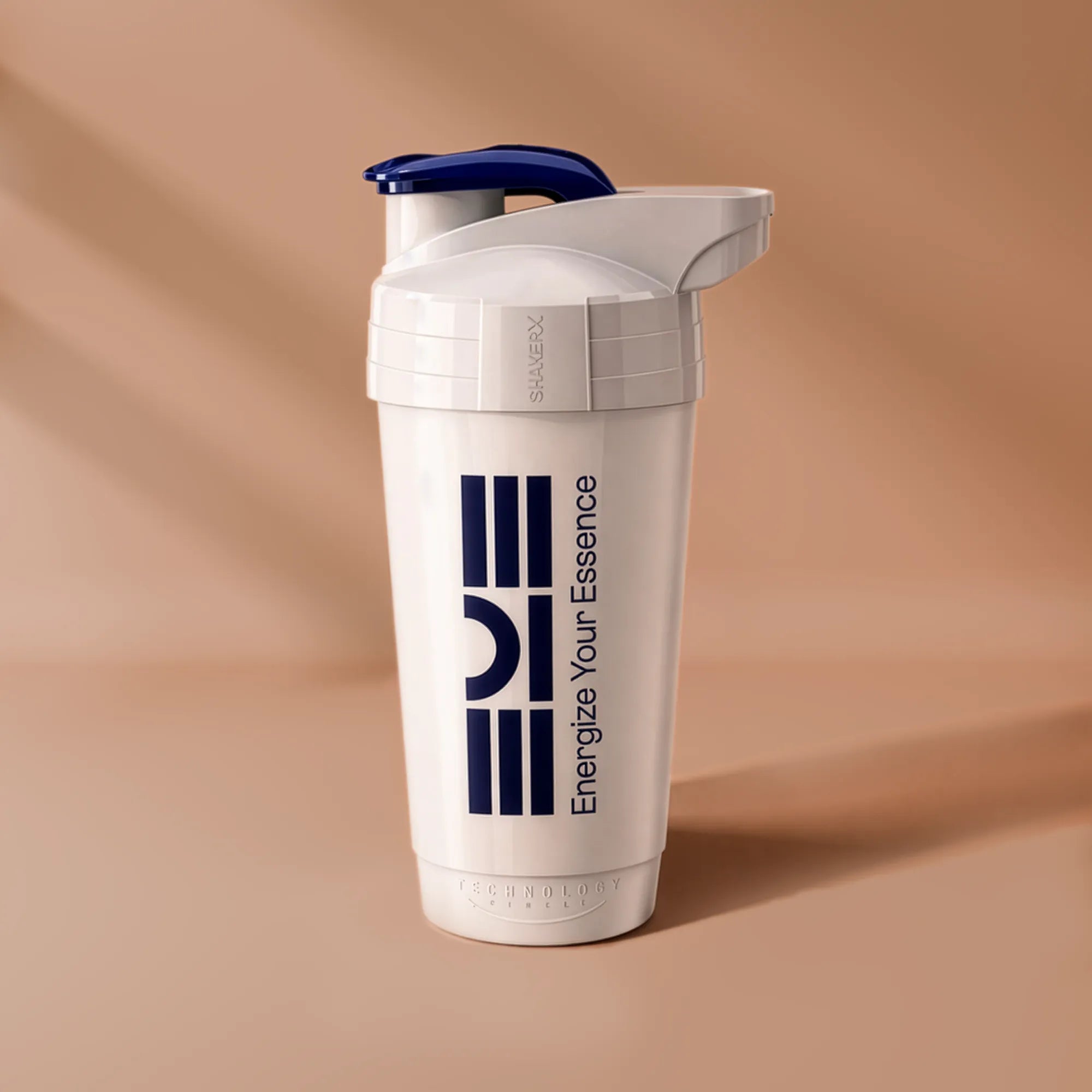 Shakerflaska från Energize Your Essence i vit design med blå logotyp och lock, fotograferad mot mjuk beige bakgrund