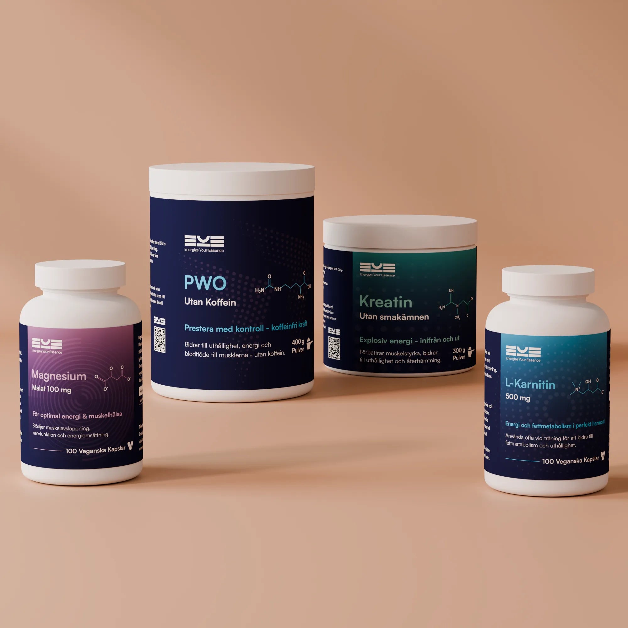 Fyra kosttillskott från Energize Your Essence – Magnesium, PWO utan koffein, Kreatin utan smak och L-karnitin – arrangerade mot varm neutral bakgrund