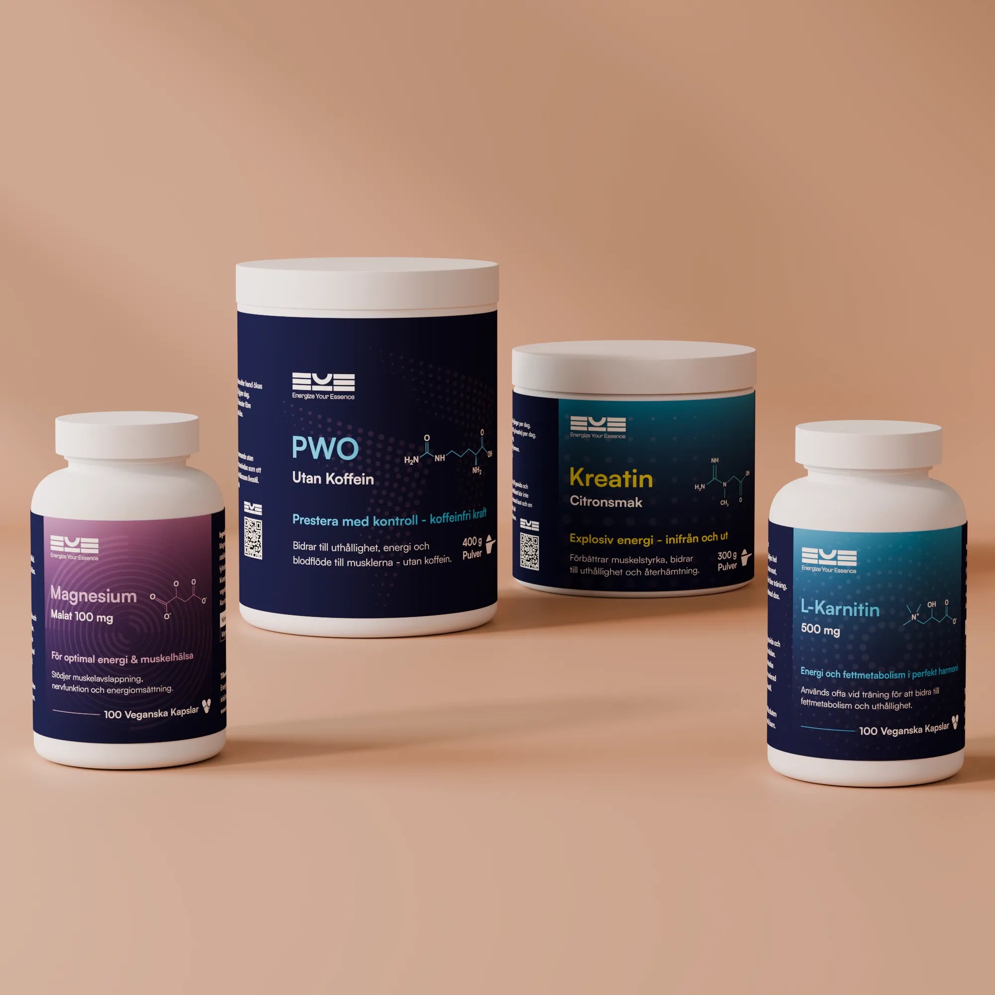 Fyra kosttillskott från Energize Your Essence – Magnesium, PWO utan koffein, Kreatin och L-karnitin – arrangerade mot varm neutral bakgrund