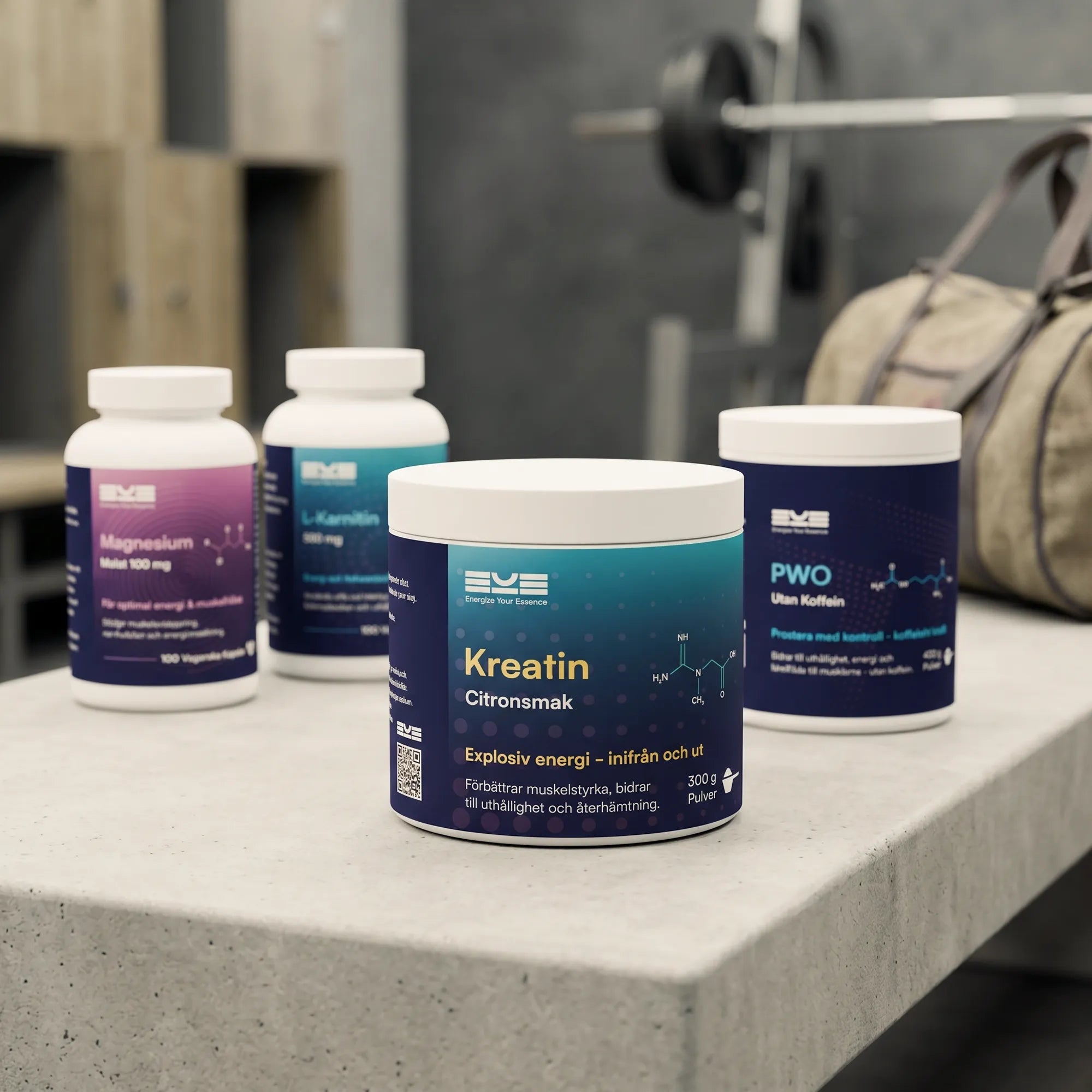 Energize Your Essence kosttillskott i gymmiljö med kreatin citronsmak, PWO utan koffein, magnesium och L-karnitin placerade på en träningsbänk. Miljön med vikter och träningsutrustning signalerar styrka, uthållighet och prestation utan koffein.