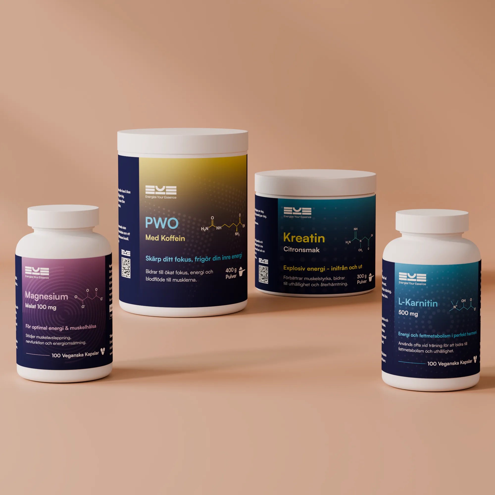 Fyra kosttillskott från Energize Your Essence – Magnesium, PWO med koffein, Kreatin och L-karnitin – arrangerade mot varm neutral bakgrund