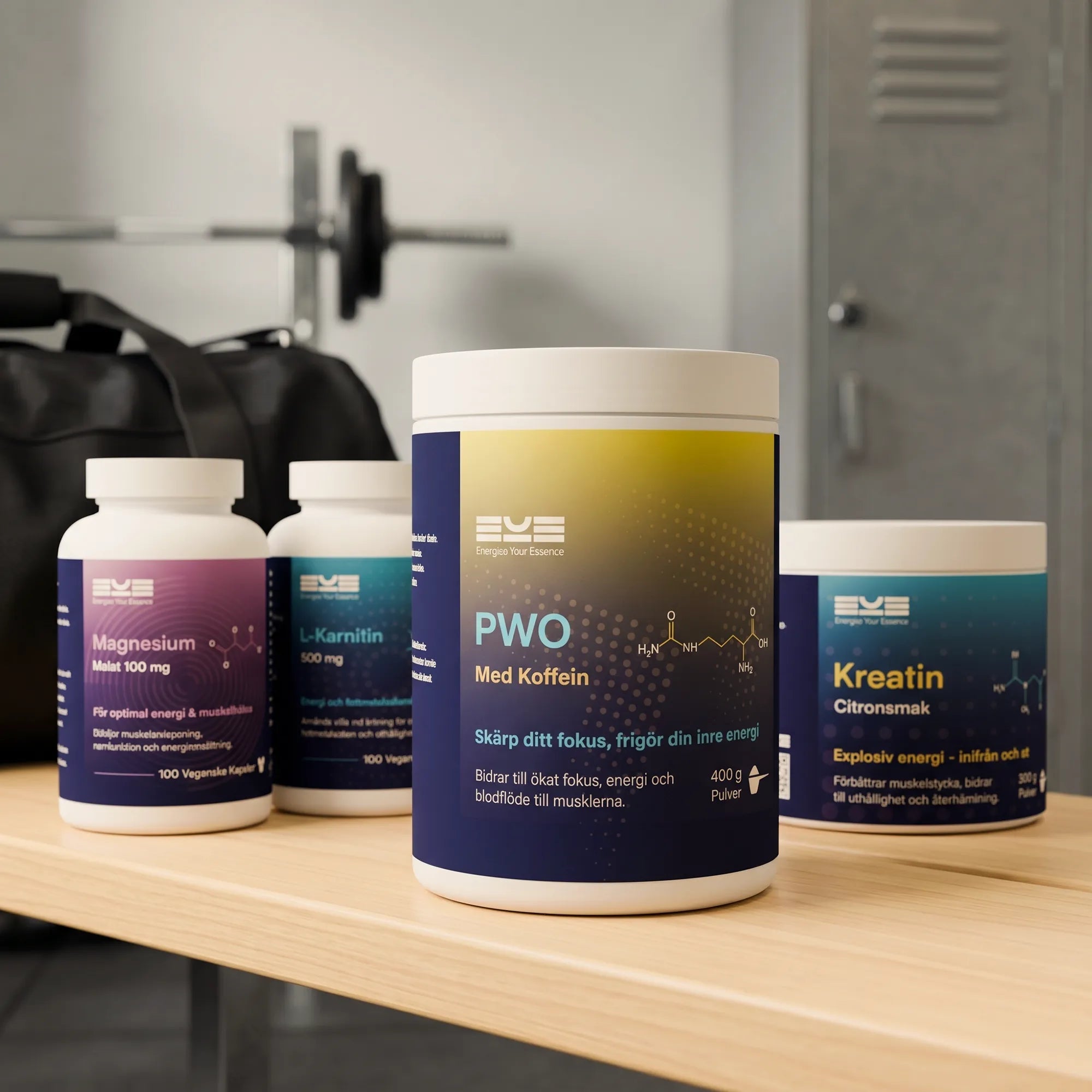 Energize Your Essence kosttillskott i gymmiljö med PWO med koffein, kreatin citronsmak, magnesium och L-karnitin placerade på en bänk. Bakgrunden med träningsutrustning illustrerar styrka, fokus och prestation i ett aktivt träningssammanhang.